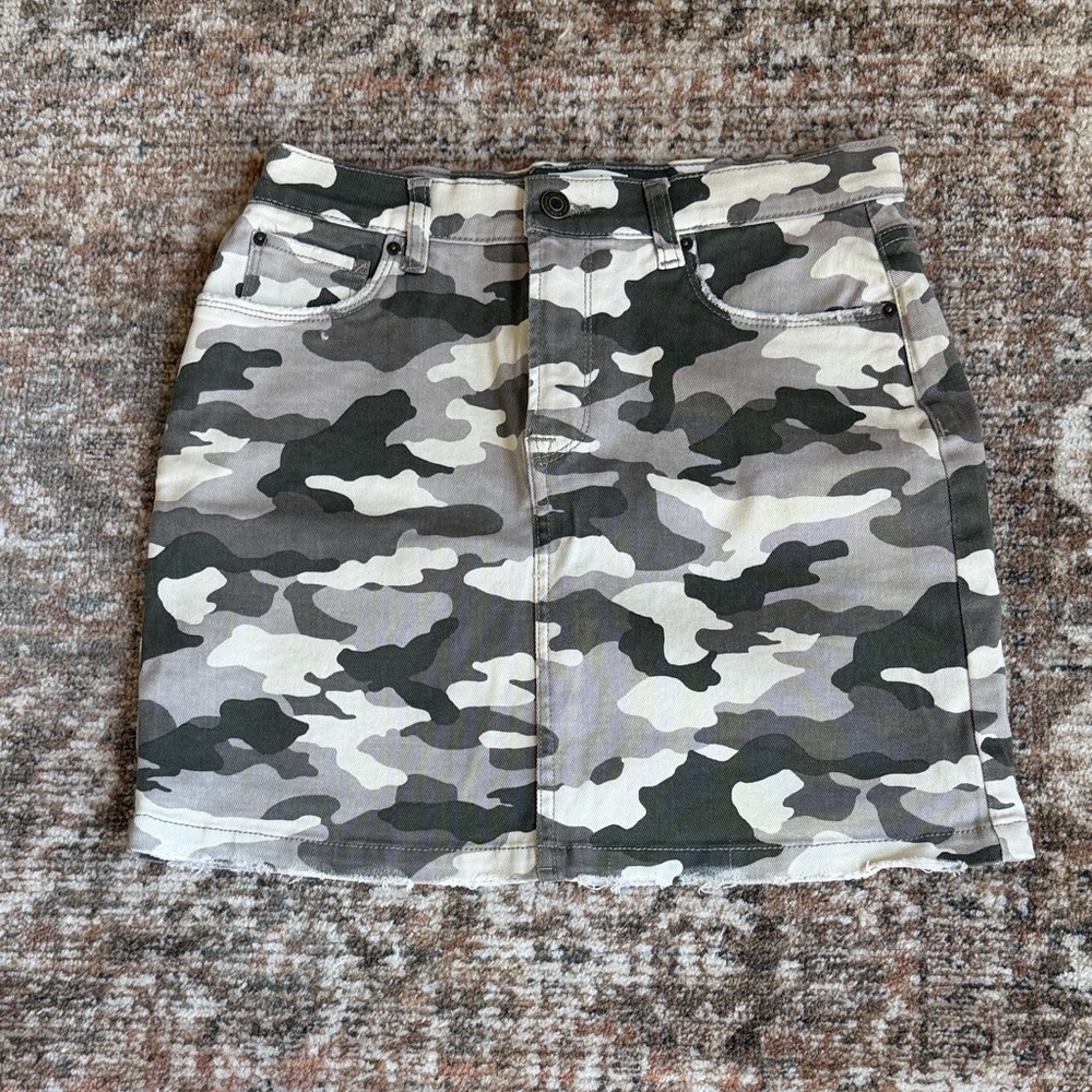 Kenzie Camouflage Green Beige  Mini Skirt size 4 NWOT